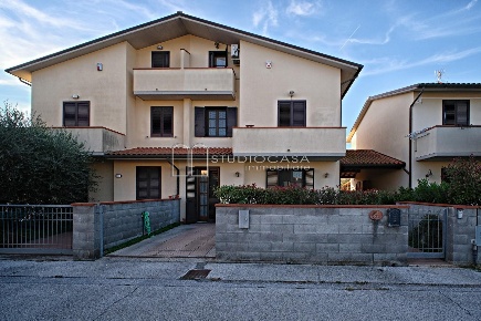 Foto Villa a schiera a Cascina Latignano di 150 m² con 6 locali in vendita