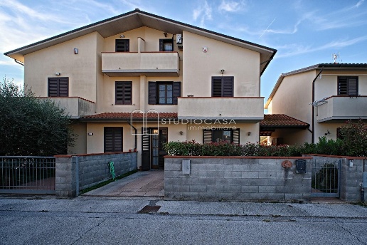 casa indipendente in vendita a Cascina in zona Latignano