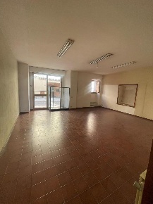 Foto Locale commerciale a Montalcino Torrenieri di 77 m² con 3 locali