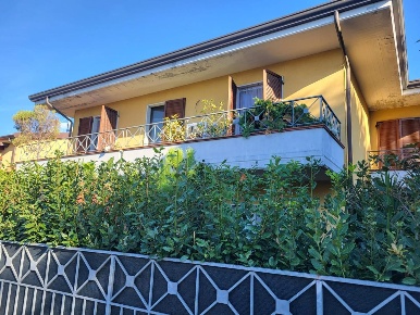 Foto Villa a schiera a Massa Marina di Massa Centro di 135 m² con 7 locali