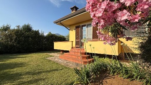 Foto Villa bifamiliare a Massarosa Piano di Mommio di 140 m² con 7 locali