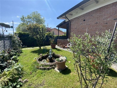 Foto Villa unifamiliare a Forte dei Marmi di 130 m² con 6 locali in affitto