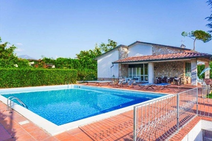 Foto Villa unifamiliare a Forte dei Marmi di 160 m² con 7 locali in affitto