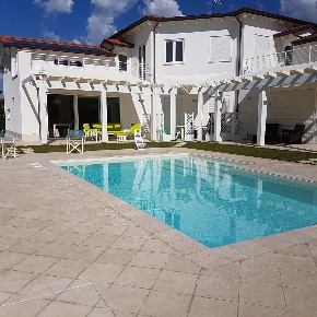 Foto Villa bifamiliare a Forte dei Marmi di 140 m² con 7 locali in affitto