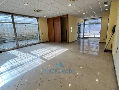 Foto Locale commerciale a Arzano di 270 m² con 8 locali in affitto