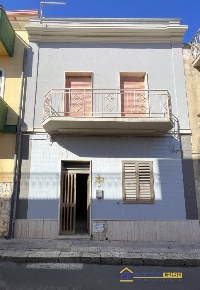 Foto Casa indipendente in via Vitaliano Arangio, Pachino Centro di 229 m²