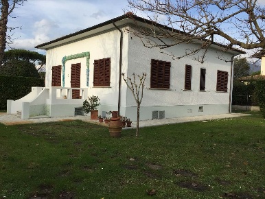 Foto Villa bifamiliare a Forte dei Marmi di 140 m² con 7 locali in affitto