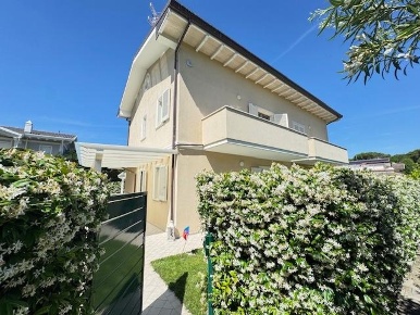 Foto Villa bifamiliare a Forte dei Marmi Caranna di 140 m² con 6 locali