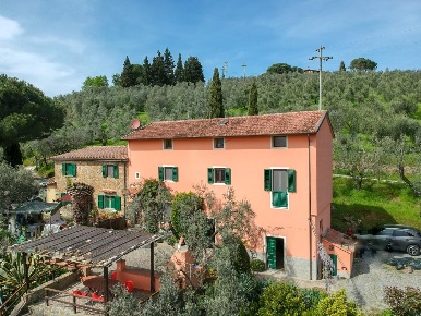 Foto Casale a Vinci di 300 m² con 10 locali in vendita