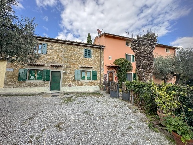 Foto Casale a Vinci di 300 m² con 10 locali in vendita