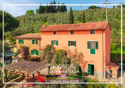 Foto Casale a Vinci di 300 m² con 10 locali in vendita