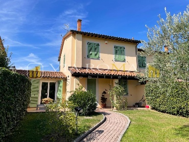 Foto Villa unifamiliare a Lucca Monte San Quirico - Tre Cancelli di 170 m²