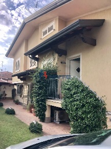 Foto Villa a schiera a Camaiore Lido di Camaiore di 140 m² con 6 locali