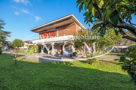 Foto Villa bifamiliare a Bientina Centro di 260 m² con 11 locali in vendita