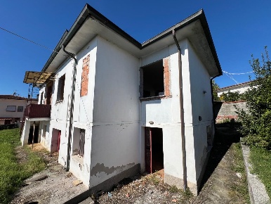 Foto Casa indipendente a Buti Cascine La Croce di 220 m² con 6 locali