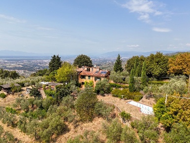 Foto Casale a Lamporecchio di 240 m² con 12 locali in vendita