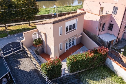 Foto Casa indipendente a Calcinaia Centro di 100 m² con 4 locali in vendita
