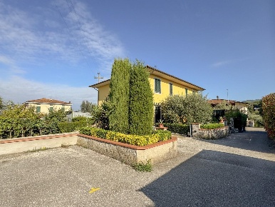Foto Villa bifamiliare a Lamporecchio Centro di 140 m² con 5 locali