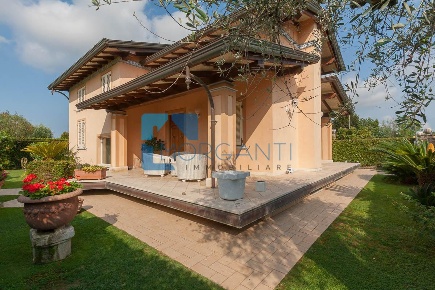 Foto Villa unifamiliare a Pietrasanta di 200 m² con 8 locali in vendita