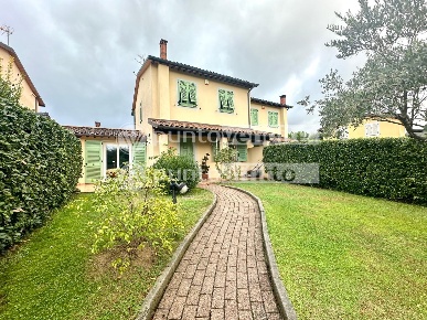 Foto Villa bifamiliare a Lucca Monte San Quirico - Tre Cancelli di 170 m²