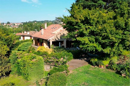 Foto Villa unifamiliare in VIA Cavour 11, Azzate Centro di 280 m²