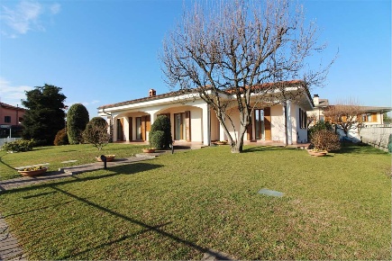 Foto Villa unifamiliare in Via Buonarroti 19, Basiano Centro di 390 m²