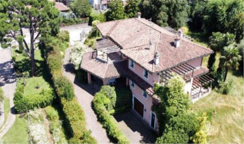 Foto Villa unifamiliare in Via delle Rimembranze, Lomazzo Centro di 739 m²