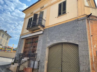 Foto Negozio in Piazza Castello, Castelnuovo Calcea di 42 m² con 1 locali