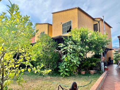 Foto Appartamento a Sarzana Centro di 145 m² con 5 locali in vendita