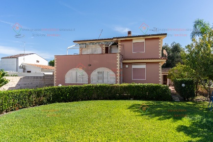 Foto Villa unifamiliare a Siracusa Arenella di 243 m² con 8 locali