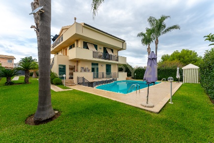 Foto Villa unifamiliare a Augusta Centro di 350 m² con 12 locali in vendita