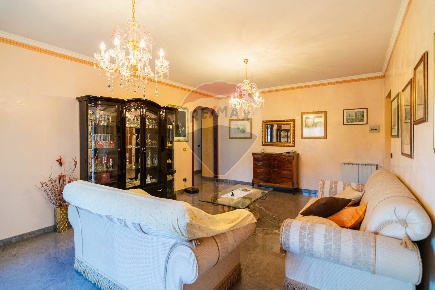 Foto Appartamento in Viale Antonino Grassia, Bronte di 131 m² con 6 locali