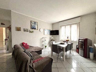 Foto Appartamento in Via Ogliari, Malnate Centro di 80 m² con 3 locali
