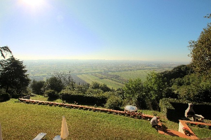 Foto Villa singola a Santa Maria a Monte Centro di 824 m² con 15 locali