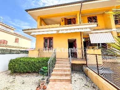 Foto Villa a schiera in Via Selinunte, Siracusa Scala Greca - Neapolis