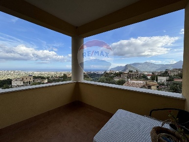 Foto Appartamento in via Dolomiti, Carini Centro di 124 m² con 2 locali