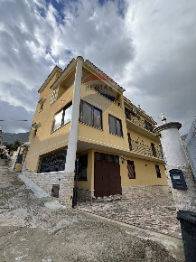Foto Appartamento in via Dolomiti, Carini Centro di 124 m² con 2 locali