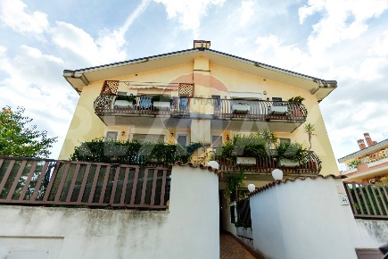 Foto Appartamento in Via Vittorio Marimpietri, Roma La Giustiniana di 80 m²