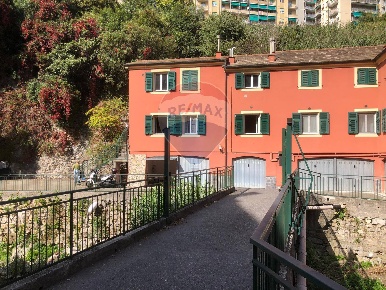 Foto Box in Via Fereggiano, Genova Marassi di 19 m² con 19 locali