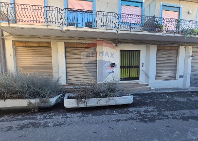 Foto Negozio in via XIX traversa, Belpasso Centro di 300 m² con 2 locali