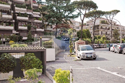 Foto Locale commerciale in via Pietro Capparoni, Roma di 1450 m² in vendita