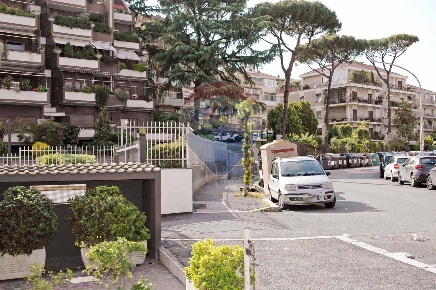 Foto Locale commerciale in via Pietro Capparoni, Roma di 1450 m² in vendita