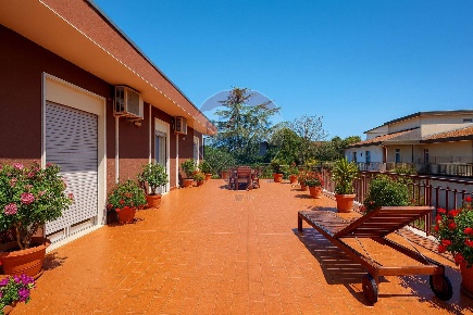 Foto Attico in via Pietro Mascagni, Giarre Centro di 264 m² con 8 locali