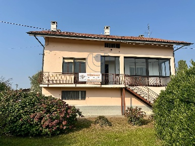 Foto Villa bifamiliare in via circonvallazione, Feletto di 280 m²