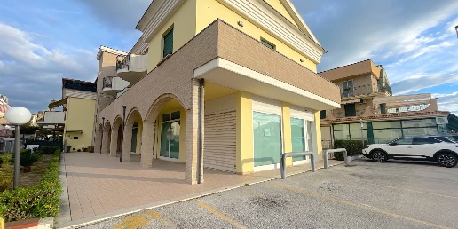 Foto Locale commerciale in Viale De Gasperi, Monteprandone Centobuchi