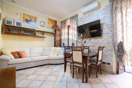 Foto Appartamento in Via Cavour, Marino Centro di 100 m² con 5 locali