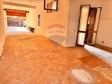 Foto Box in via trapani, San Giovanni la Punta Centro di 90 m² con 1 locali