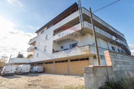 Foto Locale commerciale a Torrevecchia Teatina Fondo Valle Alento di 500 m²