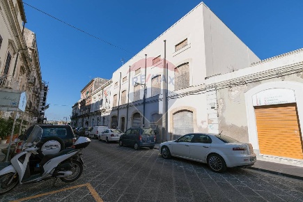 Foto Locale commerciale in via francesco crispi, Siracusa di 1500 m²