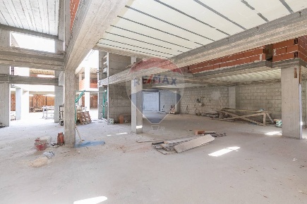 Foto Locale commerciale in via francesco crispi, Siracusa di 1500 m²